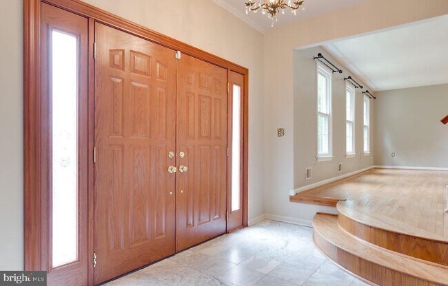 Building Photo - 7801 Cliffside Ct