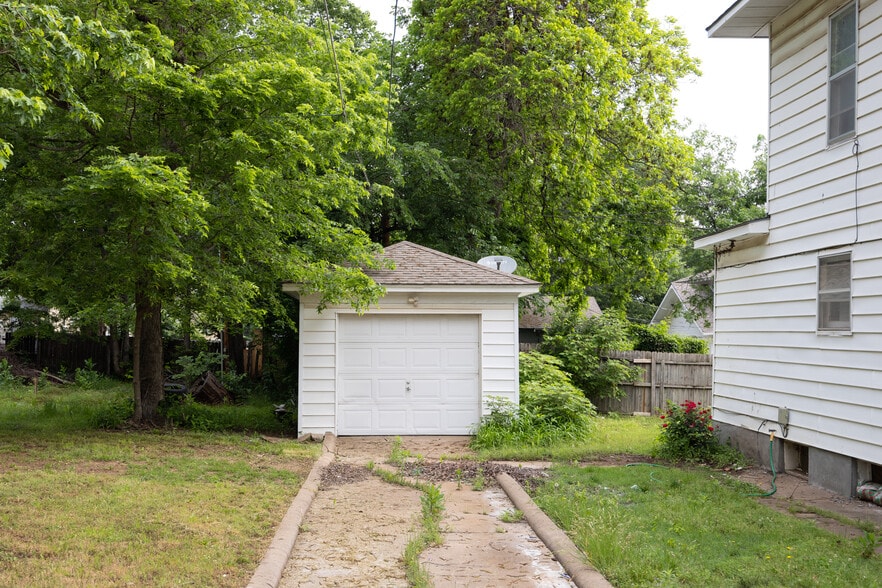 Building Photo - 413 E Hazel Ave