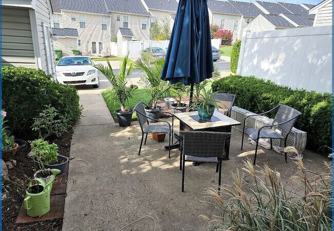 Building Photo - 328 Moonstone Dr