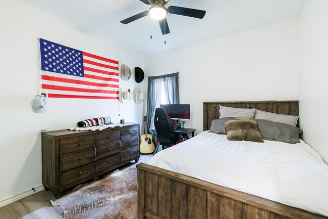 Building Photo - Custom Home in a Cul-de-sac!!