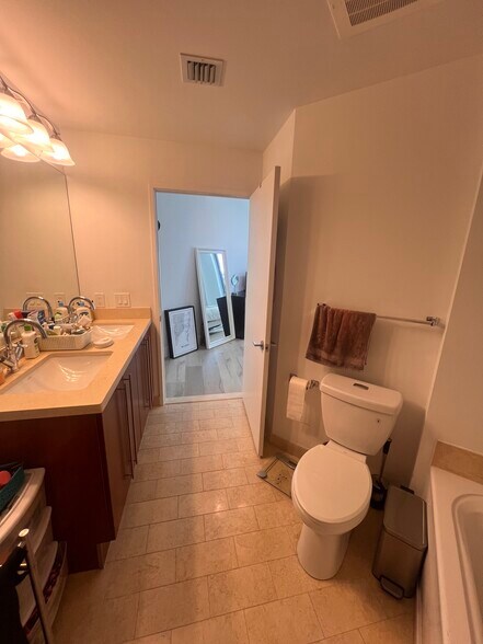 Master suite bathroom - 1111 SW 1st Ave