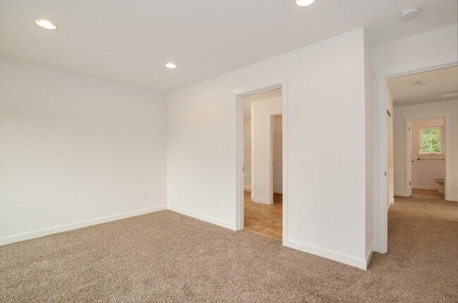Building Photo - Modern Luxury: Spacious 3-Bedroom Home Near JBLM