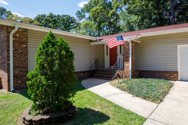 Building Photo - 606 Hilliard Dr