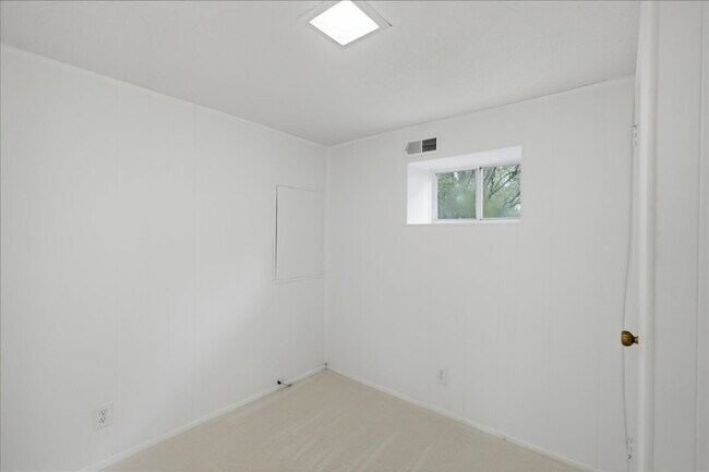Building Photo - Elegant End-Unit Fairlington Villages Townhome with Private Balcony & Exceptional Community Ameni...