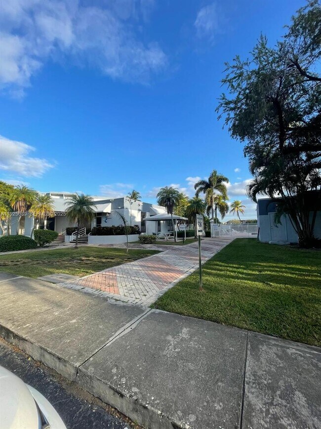 Building Photo - 9375 Fontainebleau Blvd