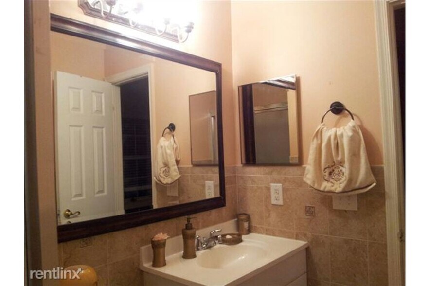 Building Photo - 227 Lindsey Ct