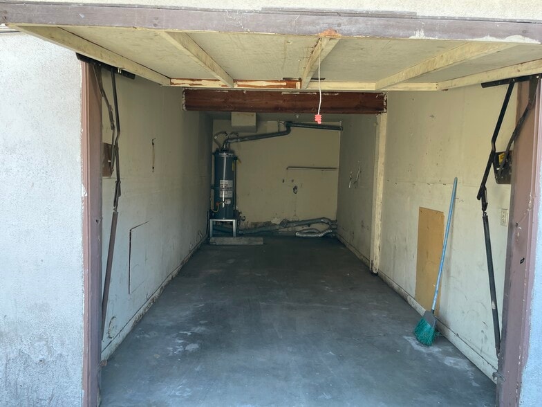 Garage - 1011 W 7th St