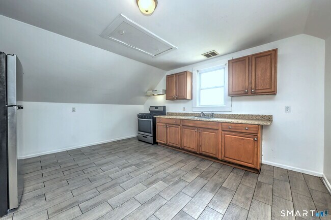 Building Photo - 483 Ferry St