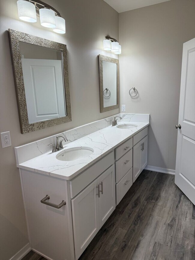 Building Photo - Beautiful brand-new ranch townhome with 2 stall garage. Spacious 3 bedrooms/3 full bathrooms