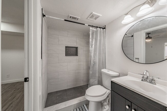 Building Photo - Updated 1-Bedroom Condo in Gated Community...
