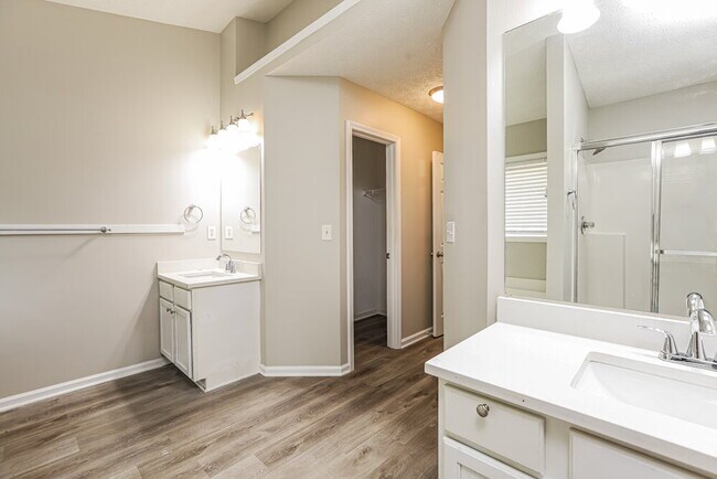 Building Photo - 7050 Silver Bend Overlook