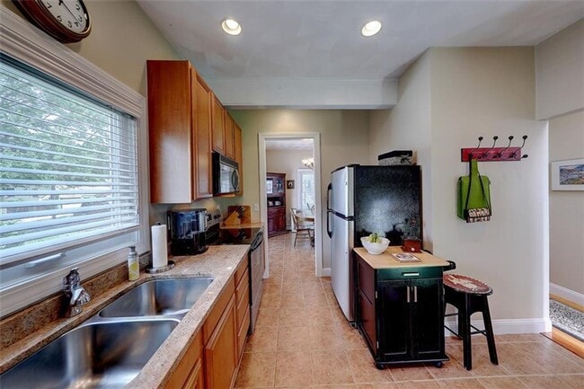 Building Photo - Providence/Elmhurst – Gorgeous Single Fami...