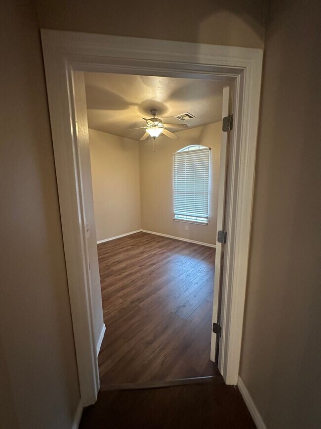 Building Photo - 2504 Thomas Dr