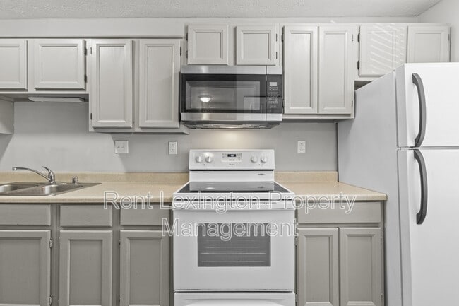 Building Photo - 1658 Foxhaven Dr