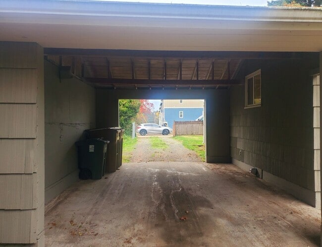 Building Photo - 2 bdrm, 1 bath house $1895 rent,