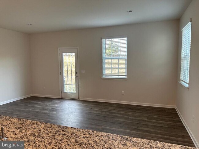 Building Photo - 163 Rae Ct