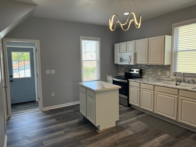 Building Photo - 4 BED, 3 BATH, Fully renovated Single Fami...