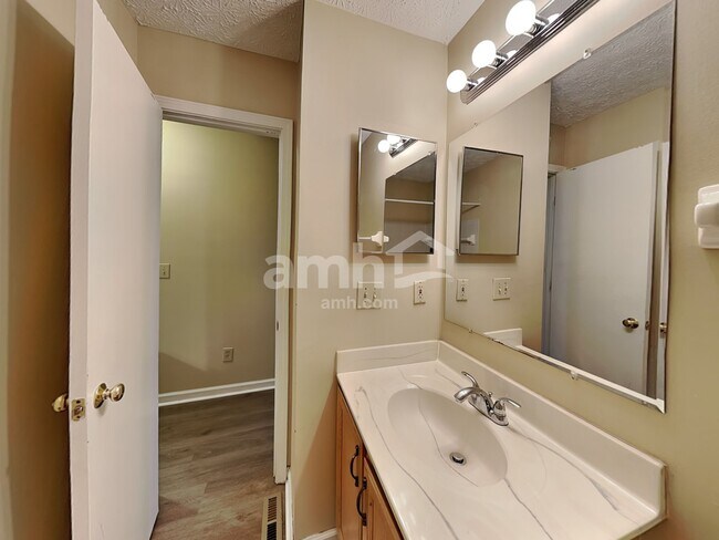 Building Photo - 7366 Murrayfield Dr