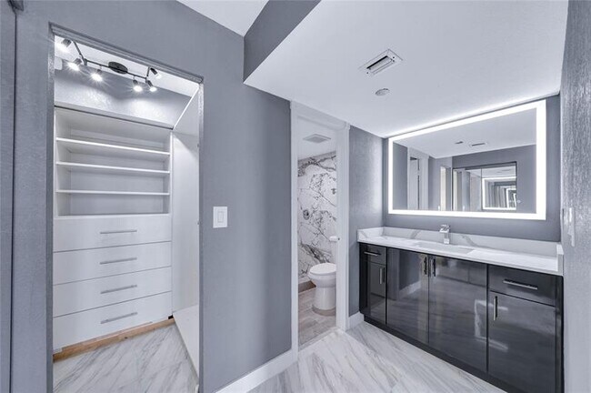 Building Photo - 1100 St Charles Pl