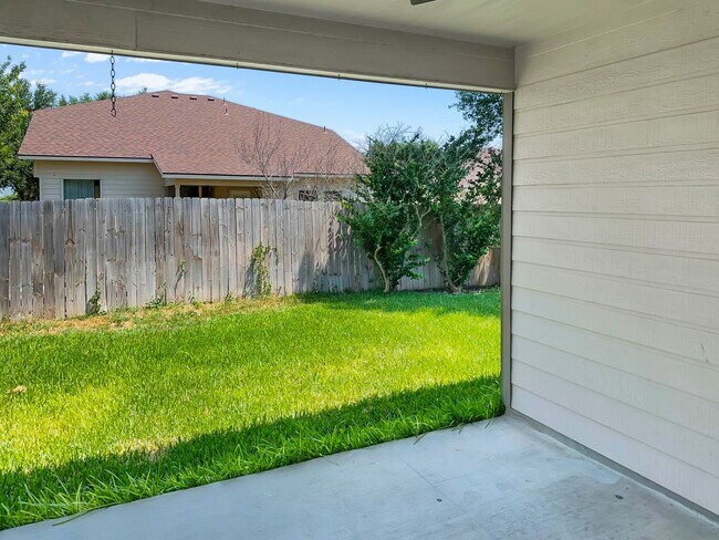 Building Photo - Immediate Move In Available