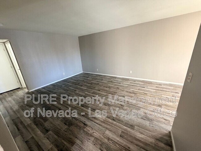 Building Photo - 1405 E Vegas Valley Dr