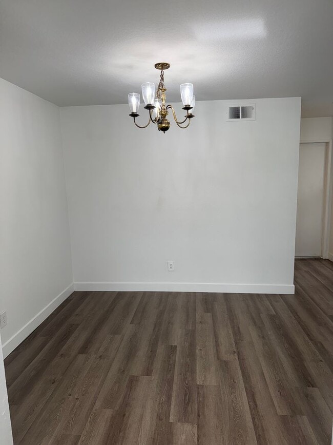 Building Photo - Condo with Amazing Lake View!