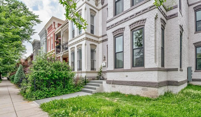 Building Photo - 824 I St NE