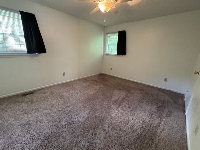 Building Photo - Move in Ready!