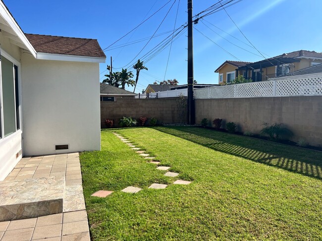 Building Photo - Beautifully Maintained 3 bedroom home