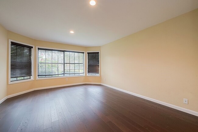 Building Photo - 2039 Shorewood Ln