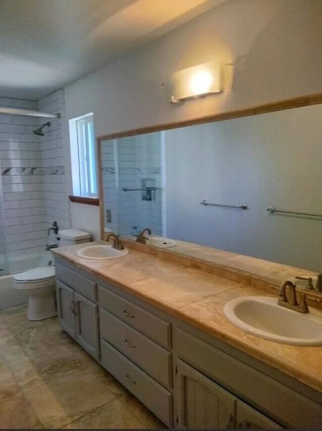 Building Photo - Charming 1 Bedroom/1.5 Bath Apartment With Loft