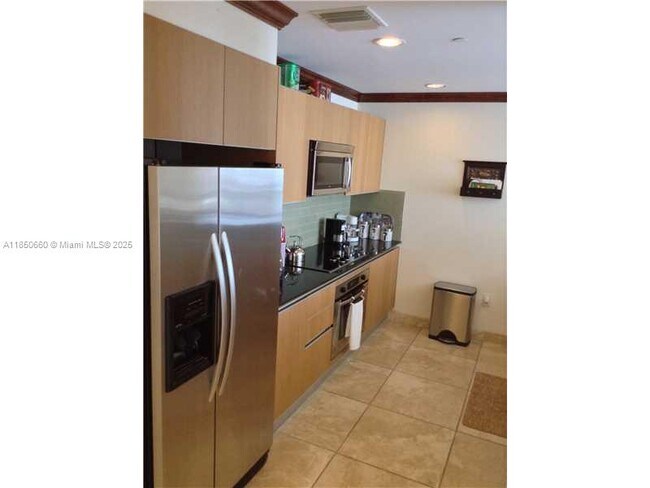 Building Photo - 1060 Brickell Ave