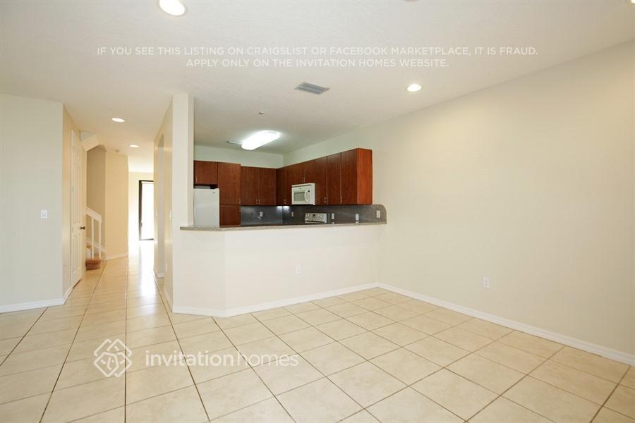 Building Photo - 636 NE 35th Ave