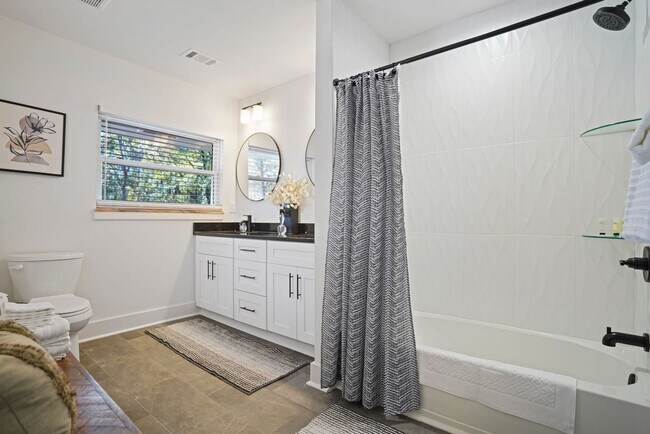 Building Photo - 2234 Edgemore Dr SE