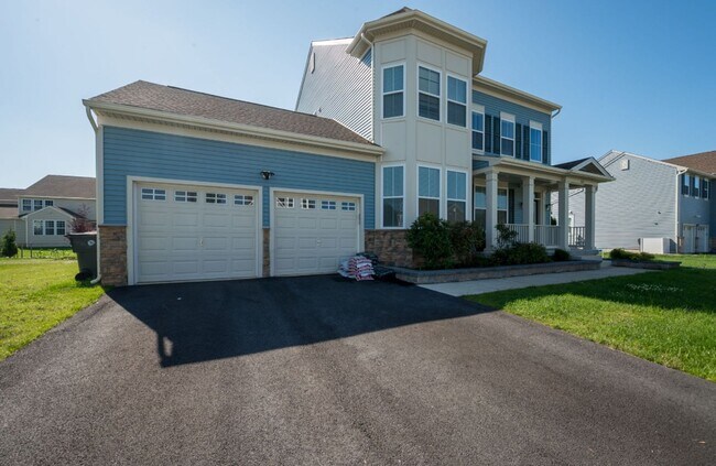 Building Photo - Large Family Home in Middletown, New and Upcoming area