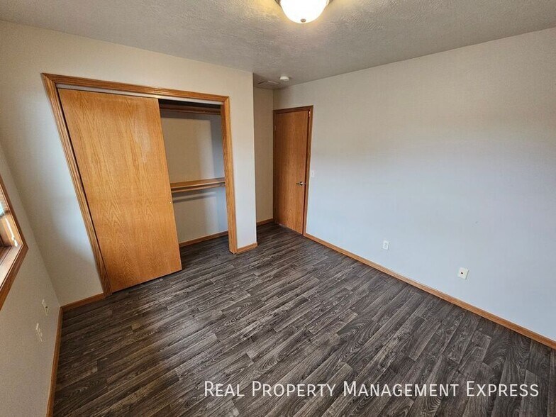 Building Photo - Spacious 3-bedroom, 1-bathroom Townhome With Attached Garage