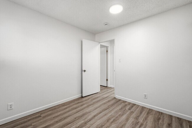 Building Photo - 4 bedroom / 2 bath / Beautifully Updated