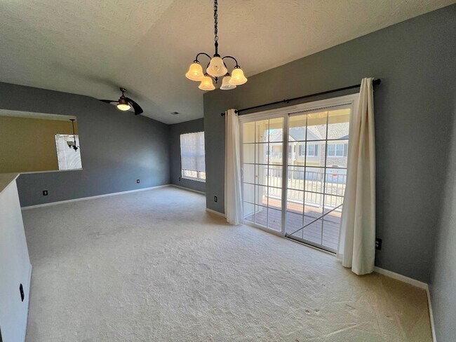 Building Photo - Spacious Amelia Condo!