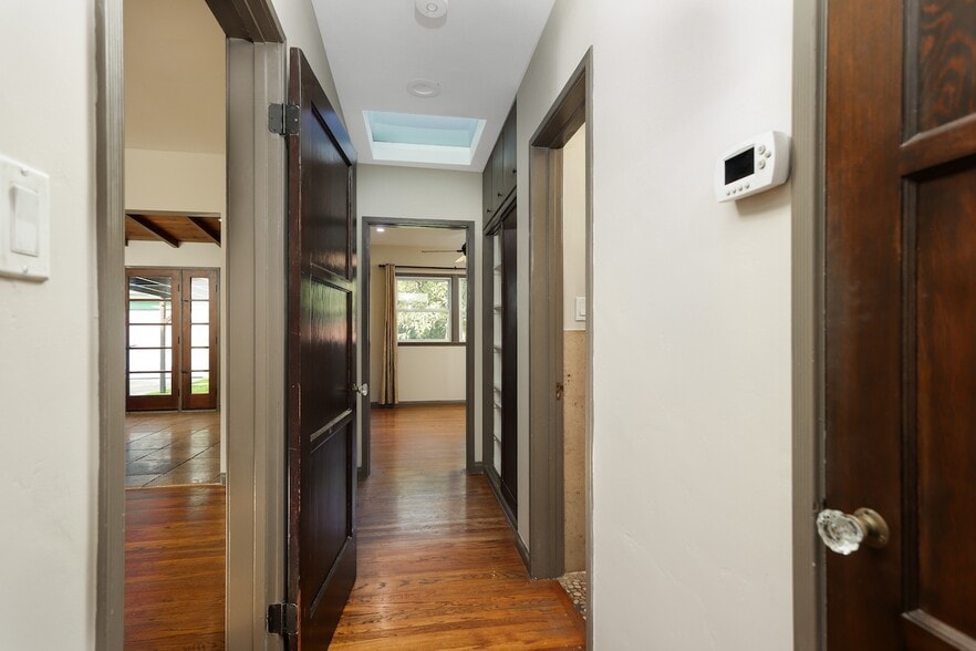 Building Photo - 2587 S Westgate Ave