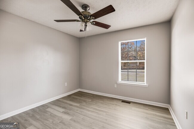 Building Photo - 18 Twin Oaks Ln