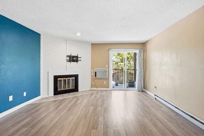 Building Photo - Move in Ready 2bed 2bath in Cherry Creek Schools