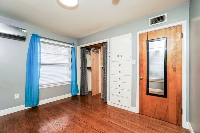 Building Photo - Two Bedroom home located in Central San Antonio