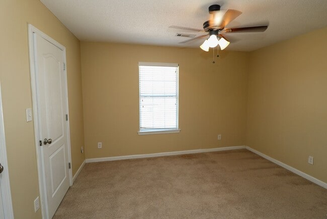 Building Photo - 2 BEDROOM, 2 1/2 BATH TRIPLEX CLOSE TO HON...