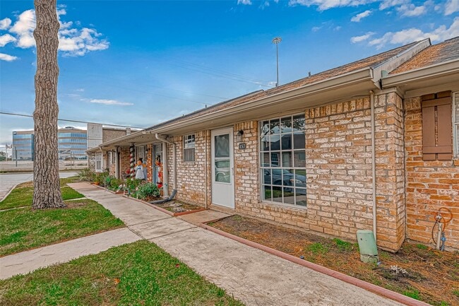 Building Photo - 1110 W Tri Oaks Ln