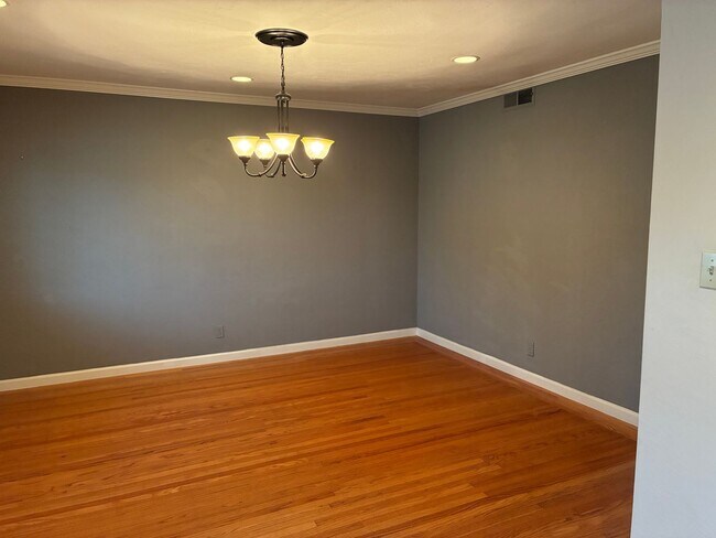 Building Photo - Beautiful 3 bedroom/1.5 bath Home in S. Land Park