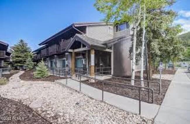 Building Photo - PROSPECTOR STUDIO