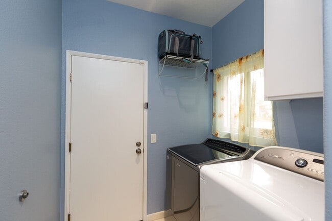 Building Photo - 4 Bed, 2 Bath - Sorrento Mesa Single Famil...