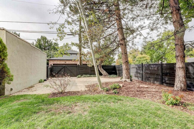 Building Photo - 2105 S Fillmore St