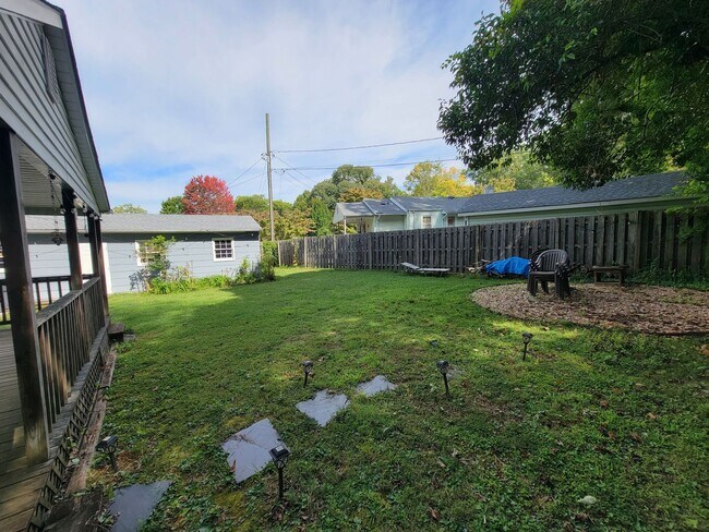 Building Photo - 3 Bedroom 2 Bathroom House
