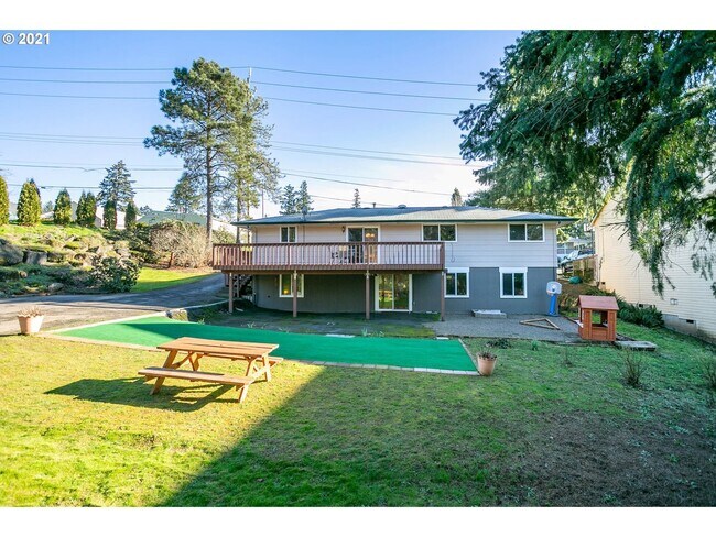Building Photo - Beautiful 6 Bedroom Home in West Linn's Sunset Neighborhood with Huge Daylight Basement, Large Pr...